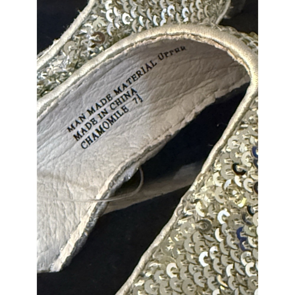 NEW Yellow Box Yellowbox Chamomile Flip Flops Size 7.5  Silver Sequins - Picture 3 of 7